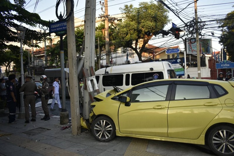 รถเก๋งฝ่าไฟแดงชนมอเตอร์ไซค์