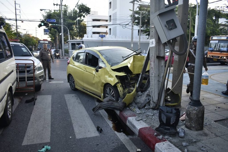 รถเก๋งฝ่าไฟแดงชนมอเตอร์ไซค์