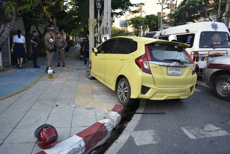 รถเก๋งฝ่าไฟแดงชนมอเตอร์ไซค์