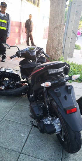 รถเก๋งฝ่าไฟแดงชนมอเตอร์ไซค์