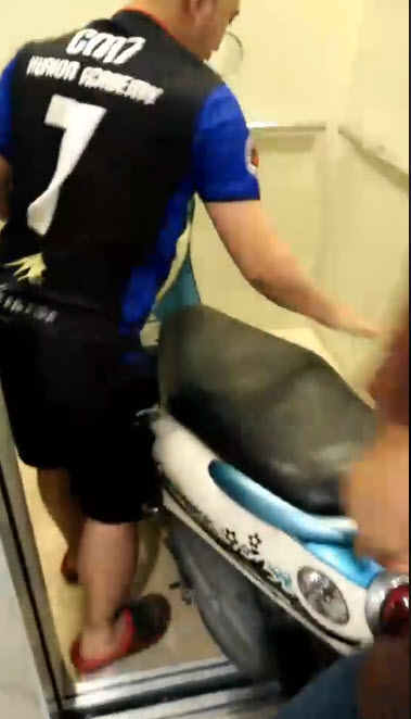 เข็นมอเตอร์ไซค์ขึ้นลิฟต์ จอดบนคอนโด