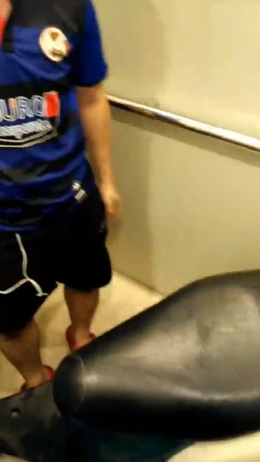 เข็นมอเตอร์ไซค์ขึ้นลิฟต์ จอดบนคอนโด