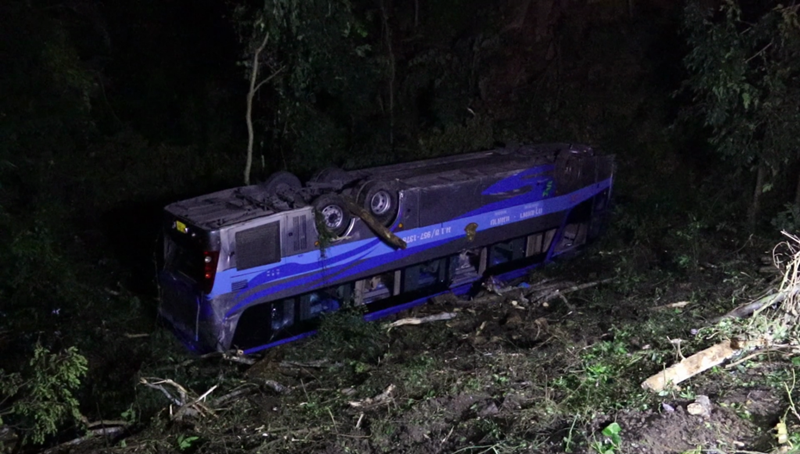 รถทัวร์แหกโค้งตกเหว