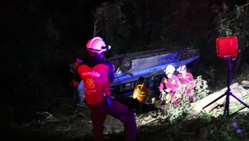 รถทัวร์แหกโค้งตกเหว