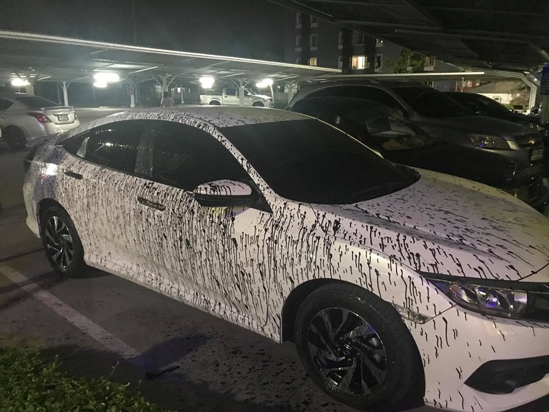 สีกระเด็นใส่รถป้ายแดง