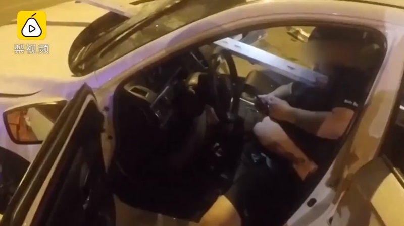 เหล็กยาว 4 เมตร แทงทะลุอก แต่ยังกดมือถือเล่น