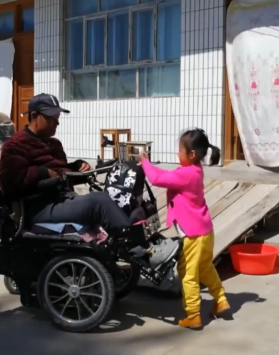 ลูกสาว 6 ขวบดูแลพ่อพิการ