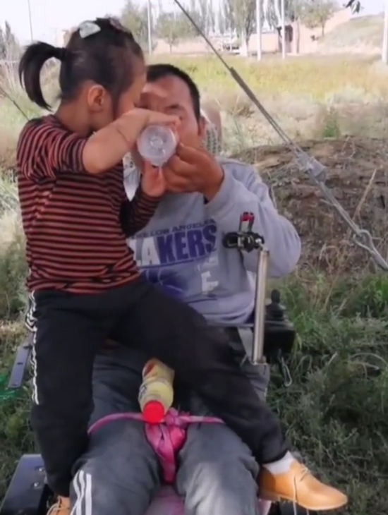 ลูกสาว 6 ขวบดูแลพ่อพิการ