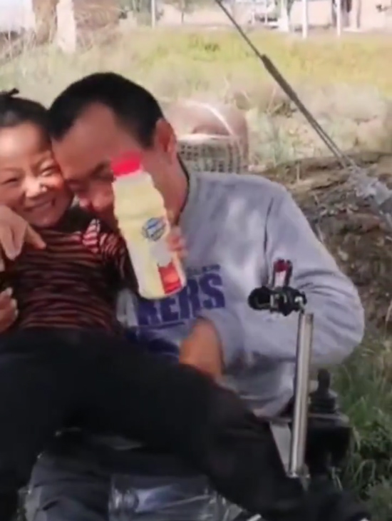 ลูกสาว 6 ขวบดูแลพ่อพิการ