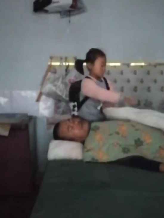 ลูกสาว 6 ขวบดูแลพ่อพิการ