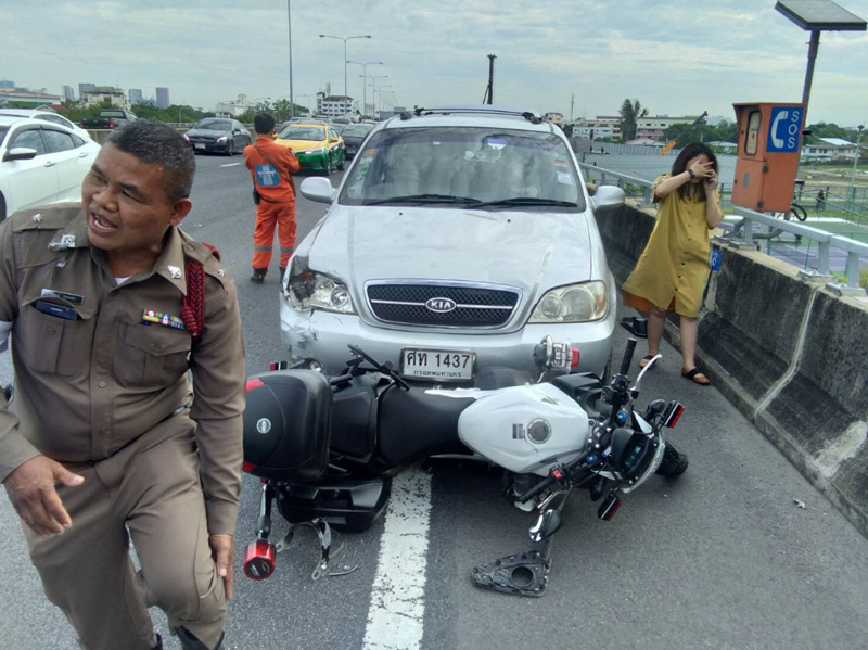 ฟอร์จูนเนอร์ชนท้ายเก๋งจอดเสีย