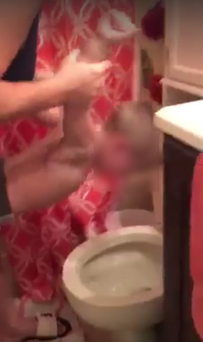 คลิปแม่จับลูกหย่อนหัวลงชักโครก