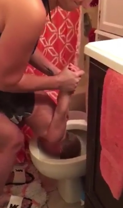 คลิปแม่จับลูกหย่อนหัวลงชักโครก