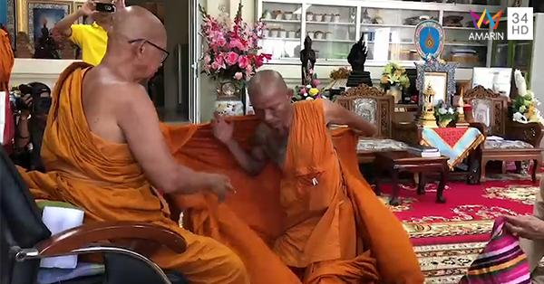 พระกินเหล้าขณะเทศน์