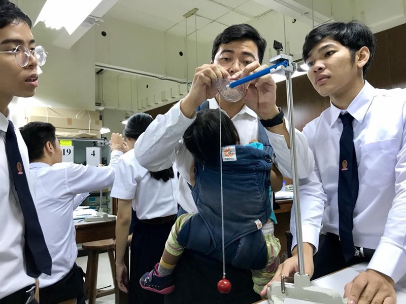 อาจารย์พ่อลูกอ่อน