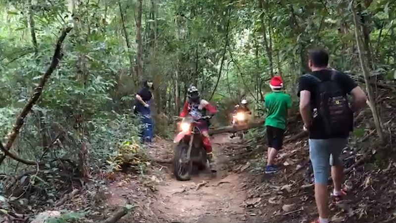 แก๊งวิบาก ขี่มอเตอร์ไซค์บุกเส้นทางธรรมชาติดอยสุเทพ 