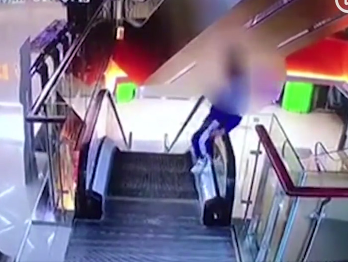 เด็กตกบันไดเลื่อน