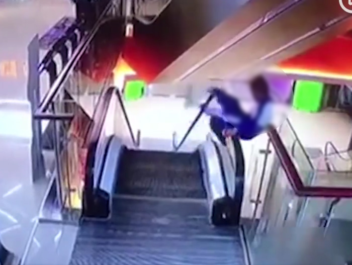 เด็กตกบันไดเลื่อน