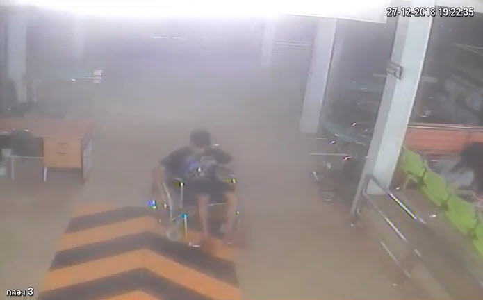 ต่อยกระจกห้องฉุกเฉิน