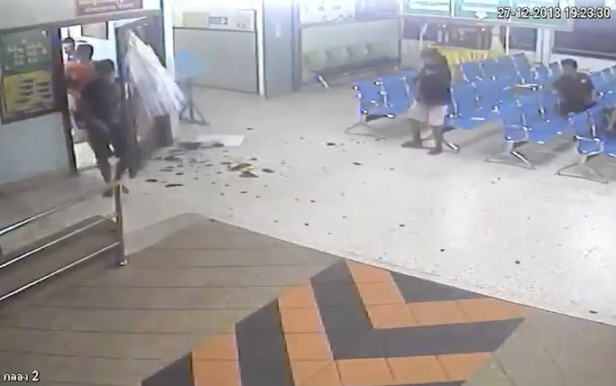 ต่อยกระจกห้องฉุกเฉิน