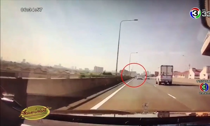 เบนซ์ชนคนตกทางด่วน