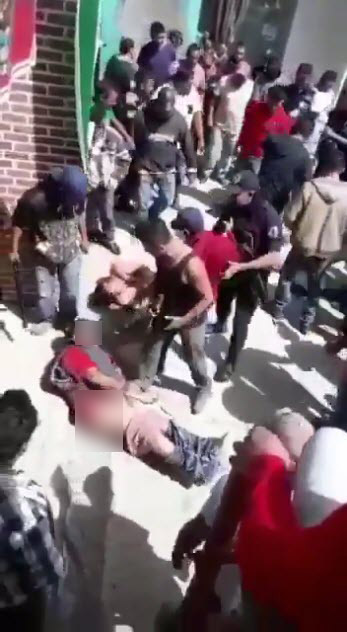 ชาวบ้านรุมรุมประชาทัณฑ์ เผาทั้งเป็น