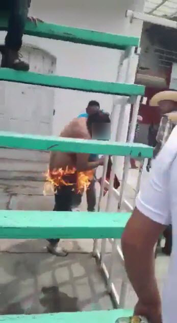 ชาวบ้านรุมรุมประชาทัณฑ์ เผาทั้งเป็น