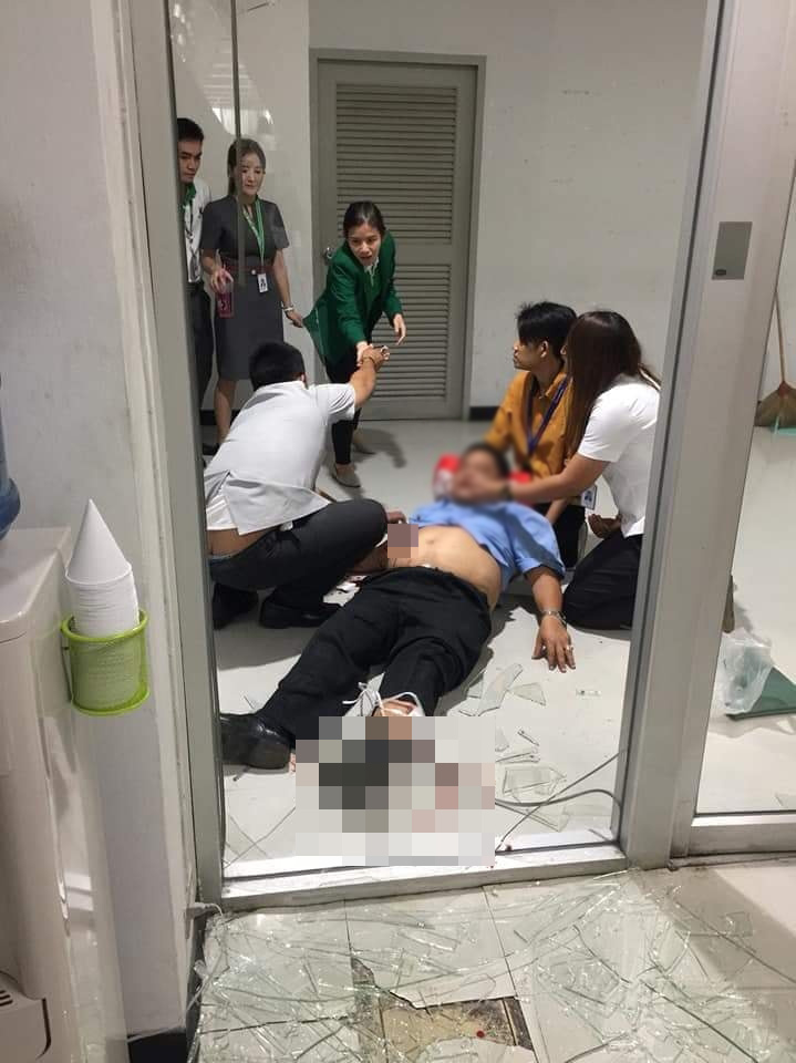 เดินชนกระจก