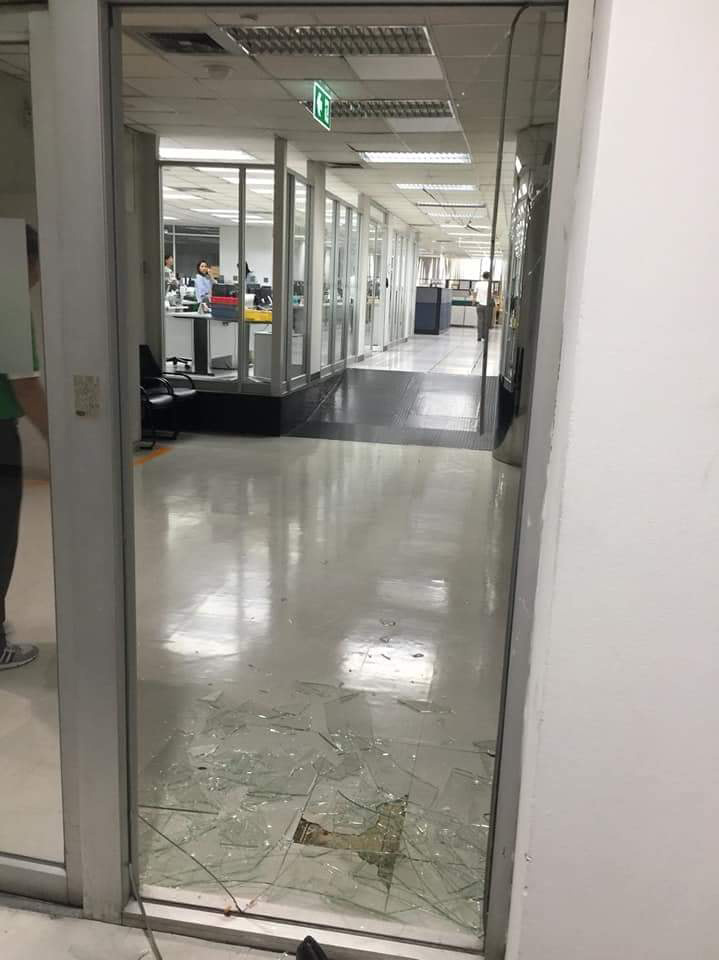 เดินชนกระจก