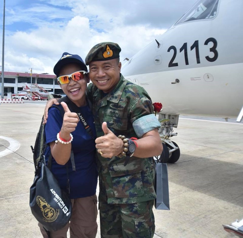 คุณเอื้อย ภรรยา ผบ.หน่วยซีล โพสต์ภาพกอดสามี