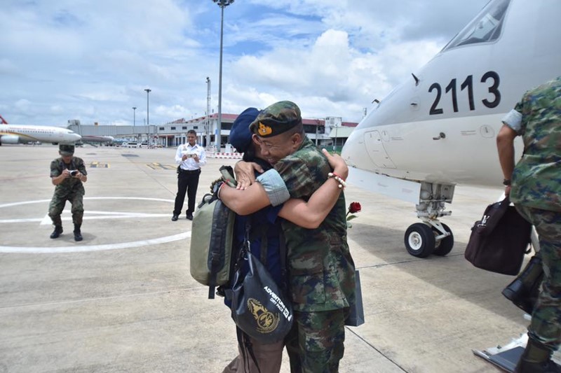 คุณเอื้อย ภรรยา ผบ.หน่วยซีล โพสต์ภาพกอดสามี