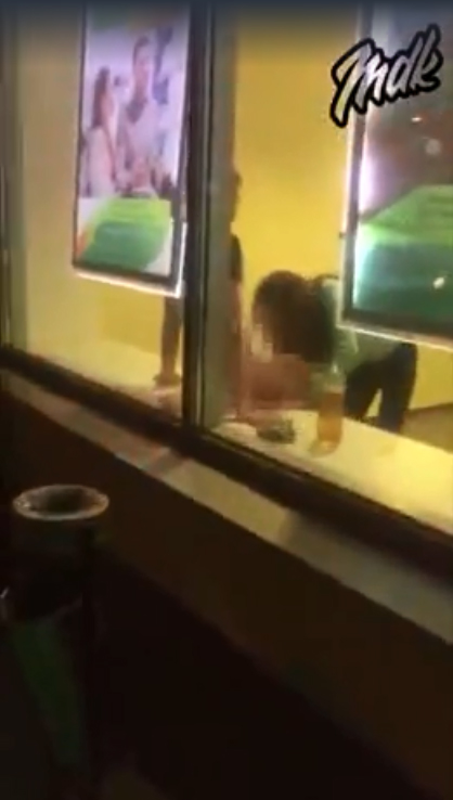 ออรัลเซ็กส์ข้างหน้าต่างธนาคาร