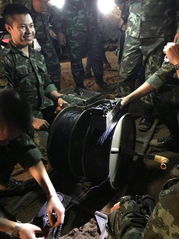 จนท. ปลุกชีพโทรศัพท์สมัยสงครามเวียดนาม มาใช้ที่ถ้ำหลวง