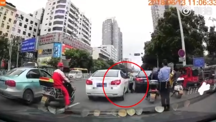 ตำรวจจราจรแกล้งล้ม