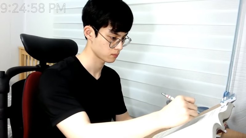 หนุ่มเกาหลีไลฟ์สดอ่านหนังสือ