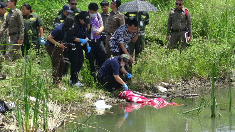 ฆ่ารัดคอสาวเปลือย ห่อผ้าห่มทิ้งคูน้ำ