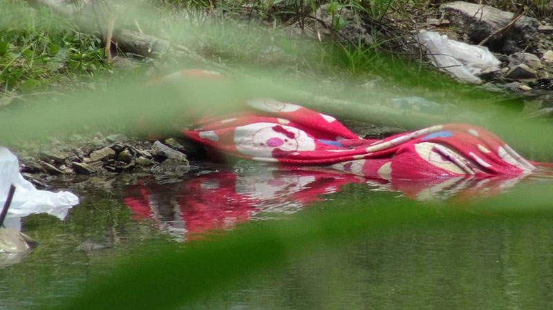 ฆ่ารัดคอสาวเปลือย ห่อผ้าห่มทิ้งคูน้ำ