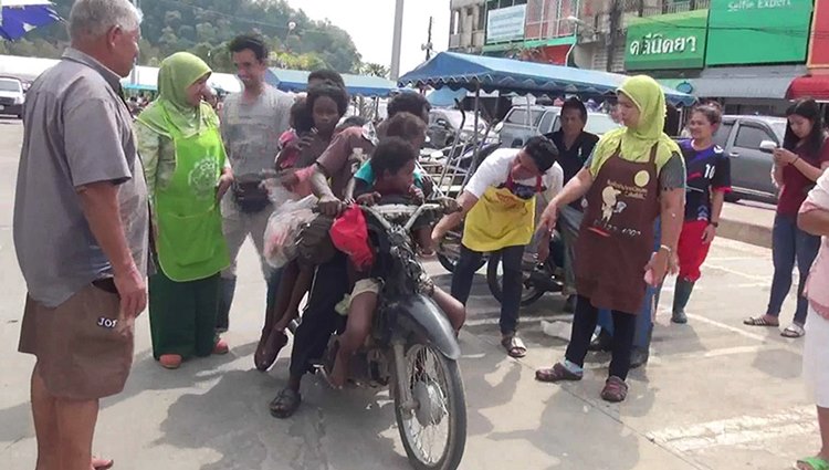 ครอบครัวซาไกซ้อน 8 มาตลาด