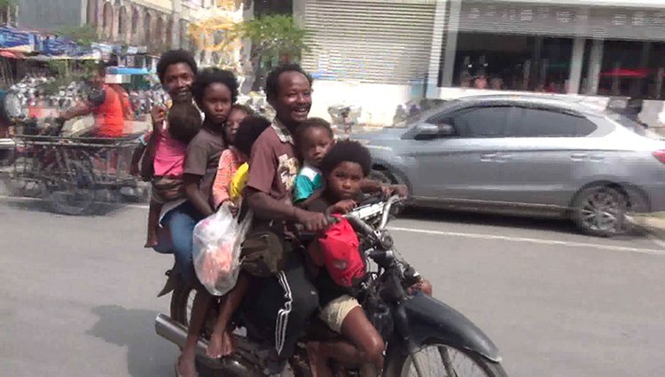 ครอบครัวซาไกซ้อน 8 มาตลาด