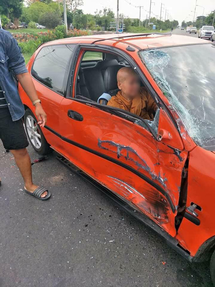 ภิกษุณีขับเก๋งชนมอเตอร์ไซค์