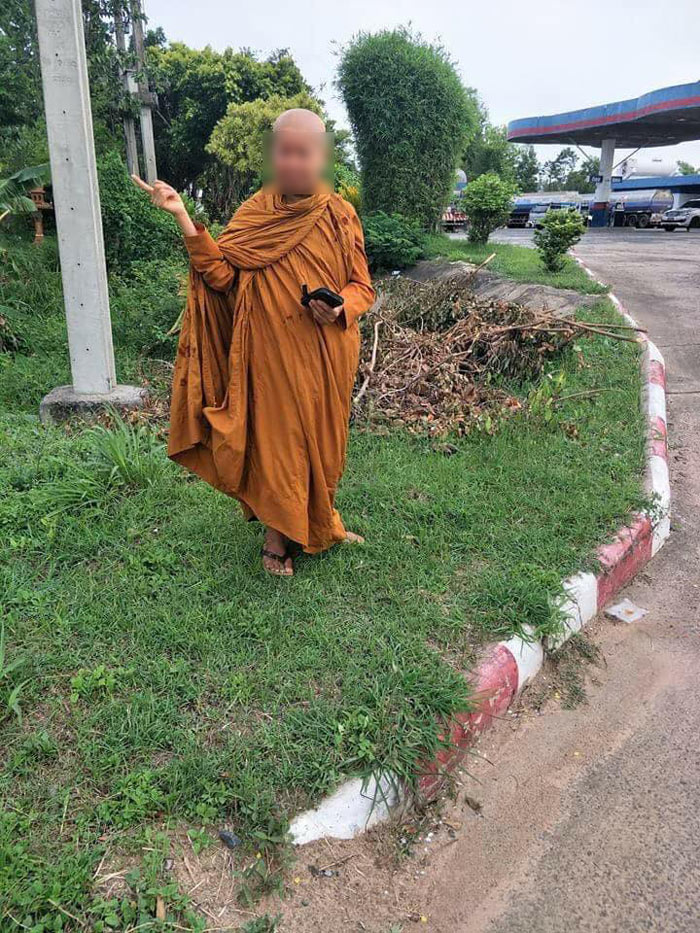 ภิกษุณีขับเก๋งชนมอเตอร์ไซค์