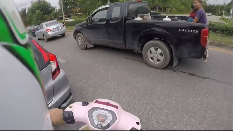 ขี่รถยกล้อกลางถนน