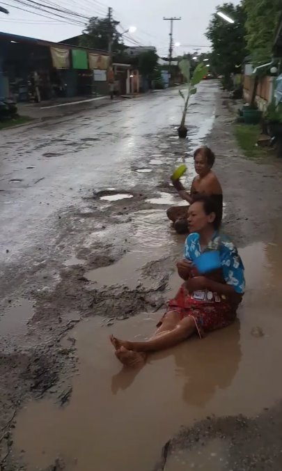 ถนนเป็นหลุมเป็นบ่อ