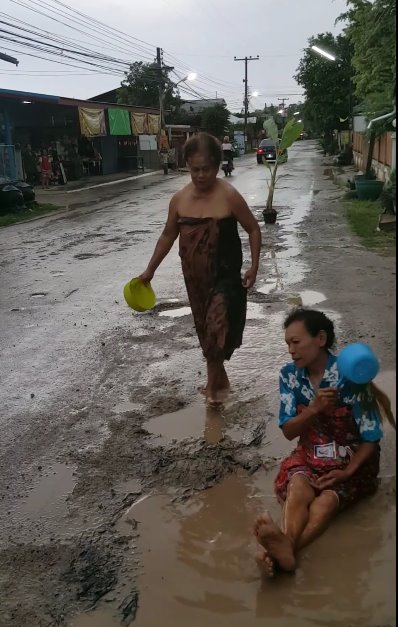 ถนนเป็นหลุมเป็นบ่อ