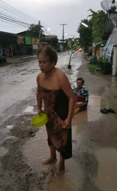 ถนนเป็นหลุมเป็นบ่อ