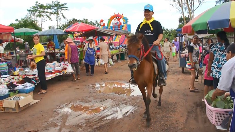 กำนันโคราช ควบม้าคู่ใจถามไถ่สารทุกข์สุขดิบชาวบ้าน