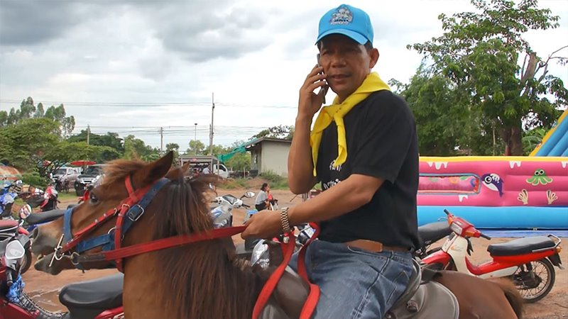 กำนันโคราช ควบม้าคู่ใจถามไถ่สารทุกข์สุขดิบชาวบ้าน