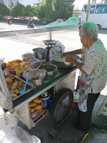 ยายขายขนมสู้ชีวิต