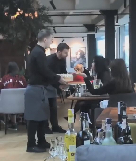 ลูกค้าด่าพนักงานเสิร์ฟ