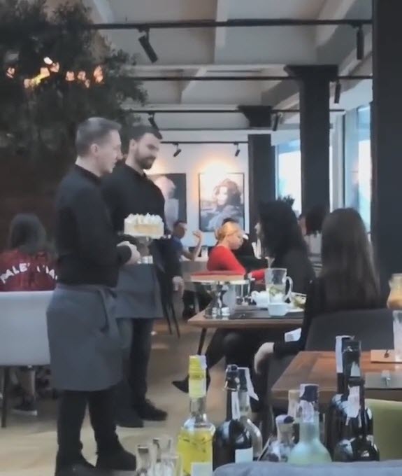 ลูกค้าด่าพนักงานเสิร์ฟ